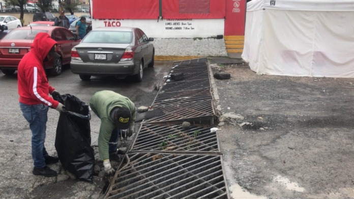 Continúa Municipio con limpieza de rejillas en Saltillo