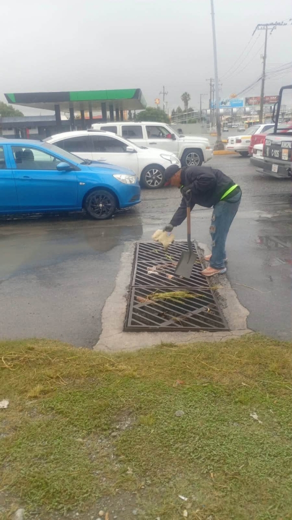Continúa Municipio con limpieza de rejillas en Saltillo