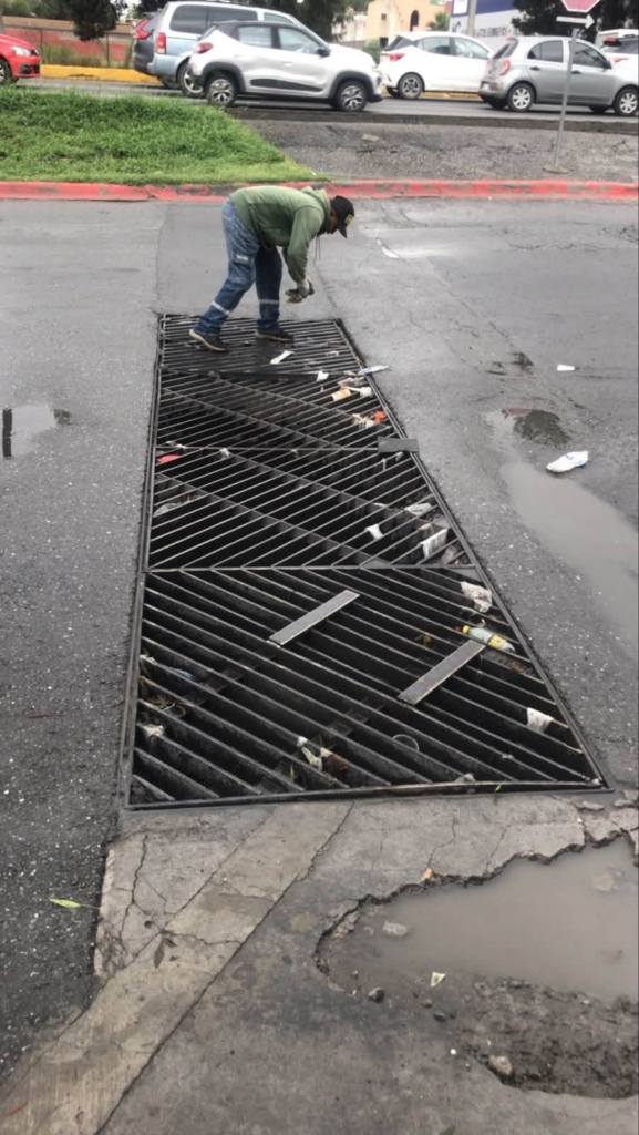 Continúa Municipio con limpieza de rejillas en Saltillo