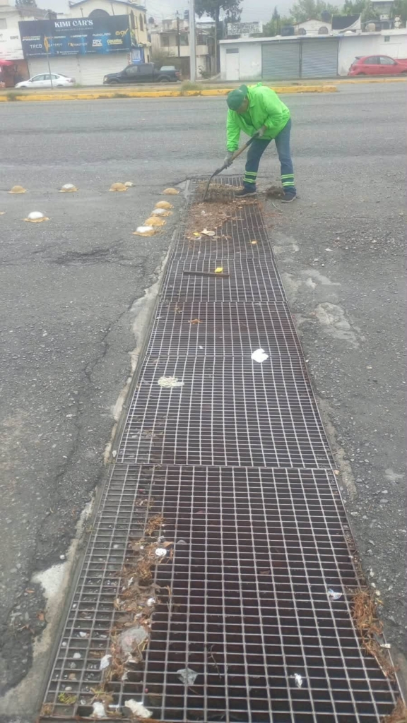 Continúa Municipio con limpieza de rejillas en Saltillo
