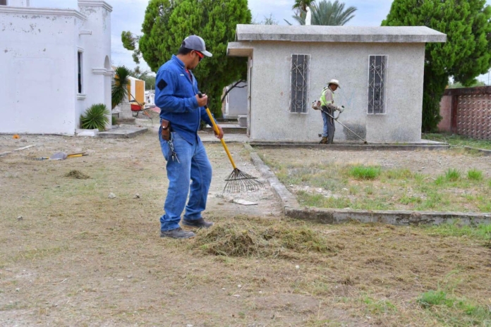 Gobierno de Nava refuerza mantenimiento del Panteón Municipal ante la cercanía del Día de Finados