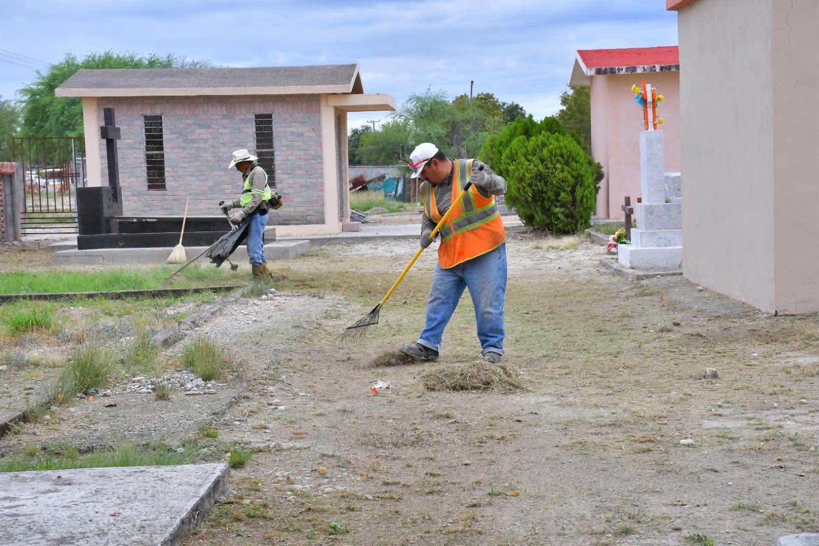 Gobierno de Nava refuerza mantenimiento del Panteón Municipal ante cercanía del Día de Finados