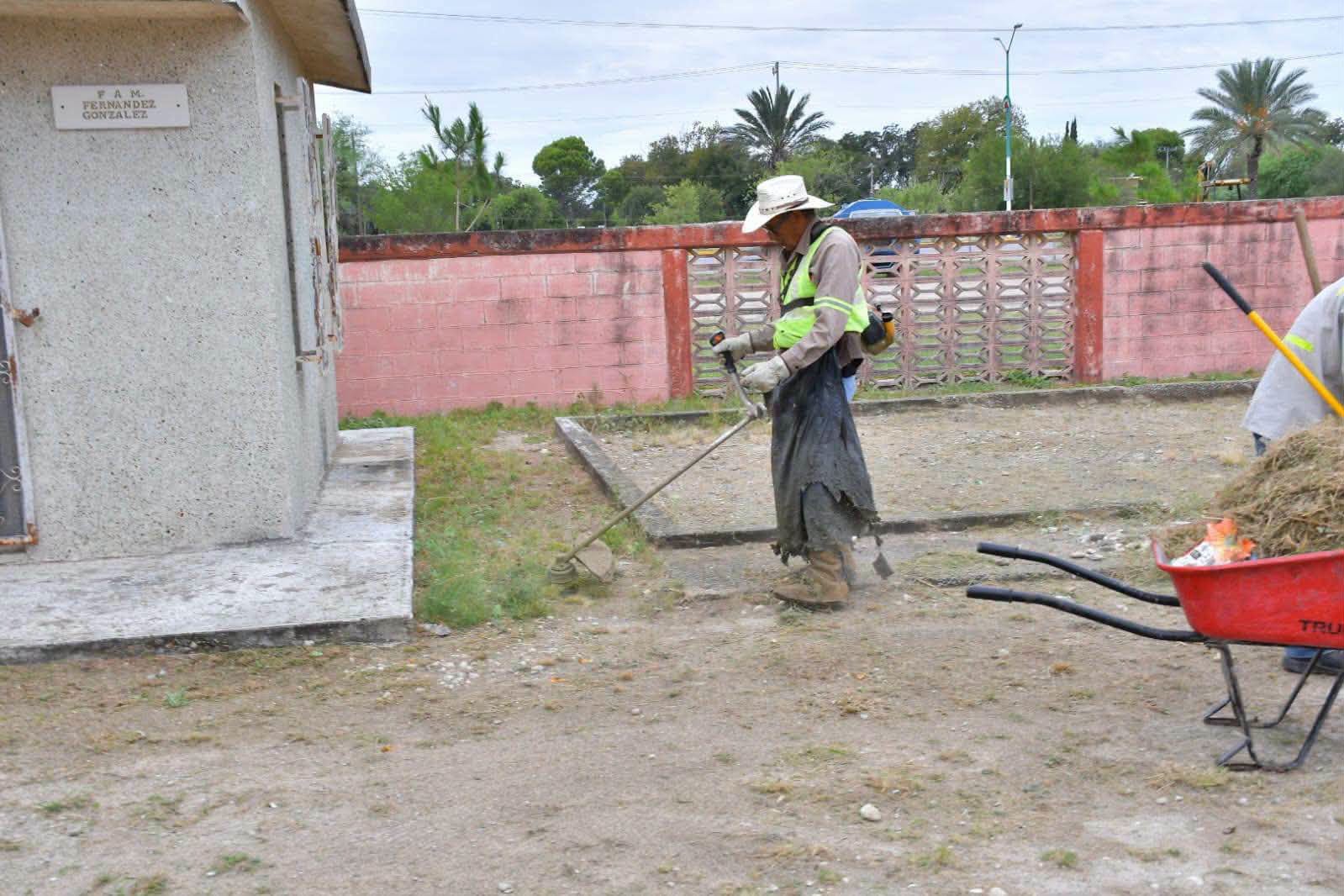 Gobierno de Nava refuerza mantenimiento del Panteón Municipal ante cercanía del Día de Finados