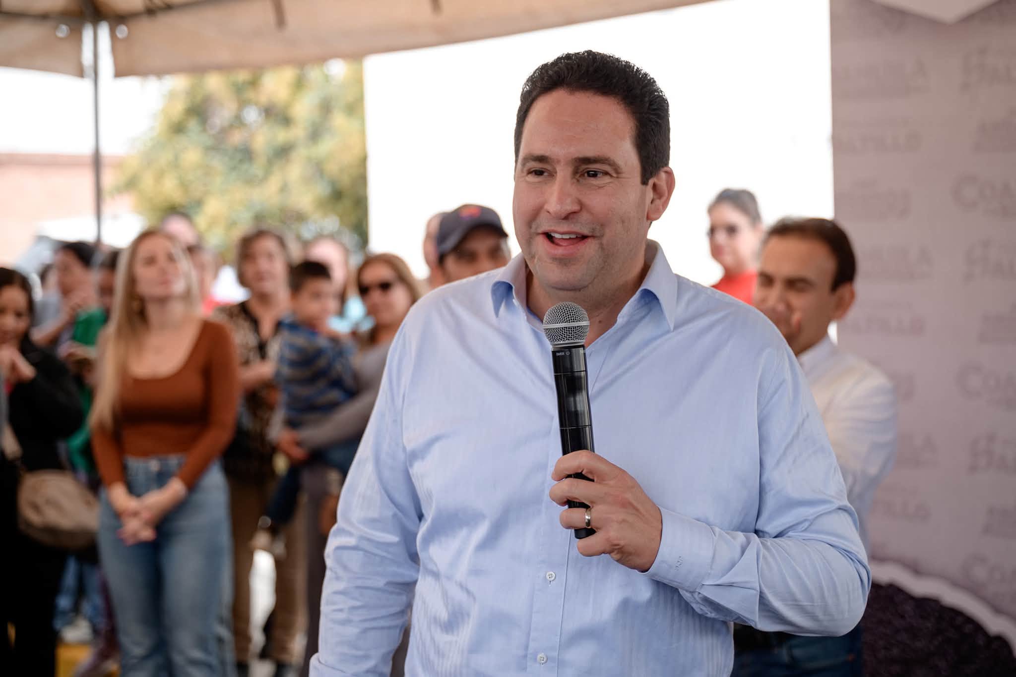 Javier Díaz entrega más obras de pavimento