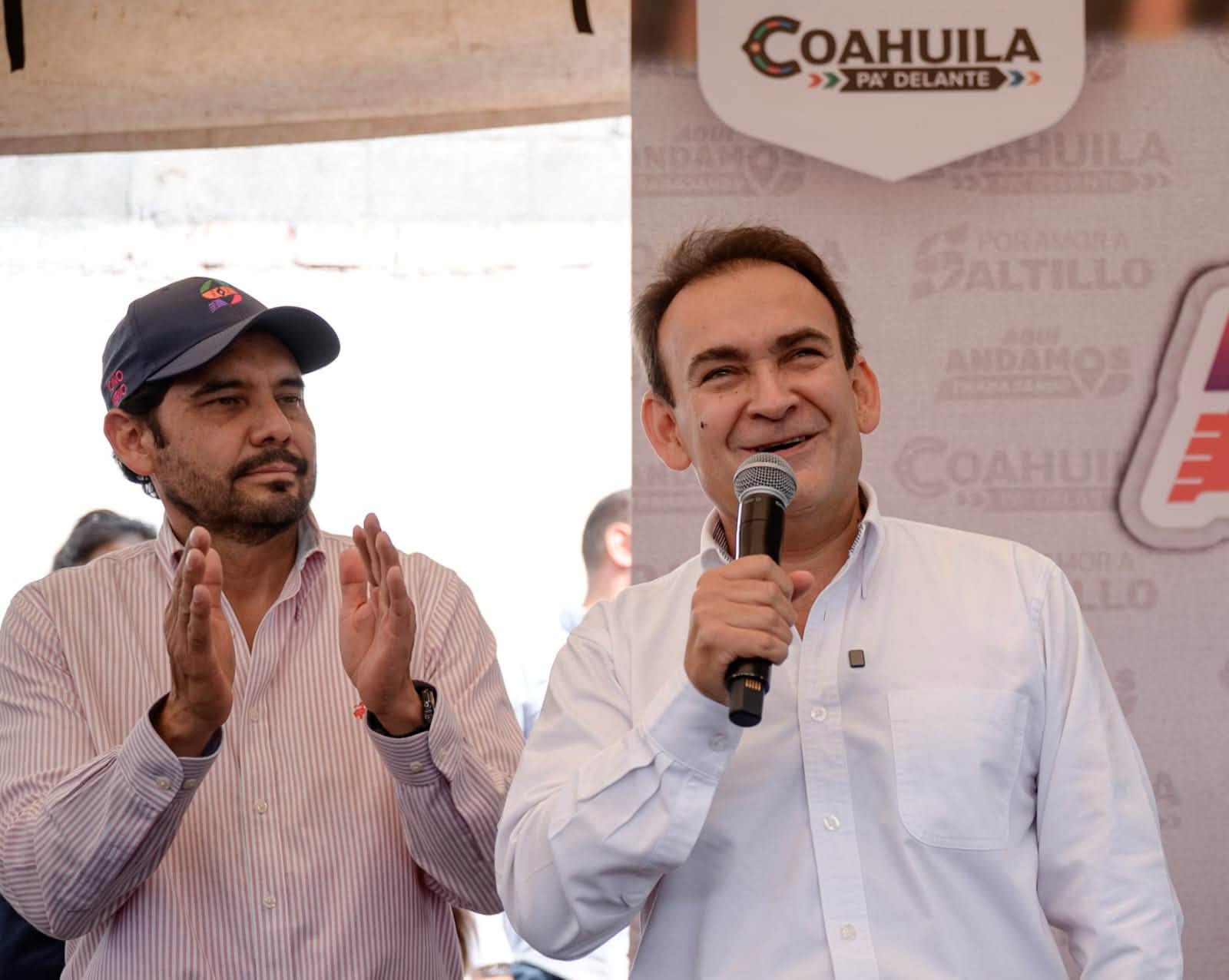 Javier Díaz entrega más obras de pavimento