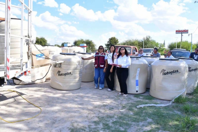 Entrega Bienestar Social tinacos subsidiados en Nava