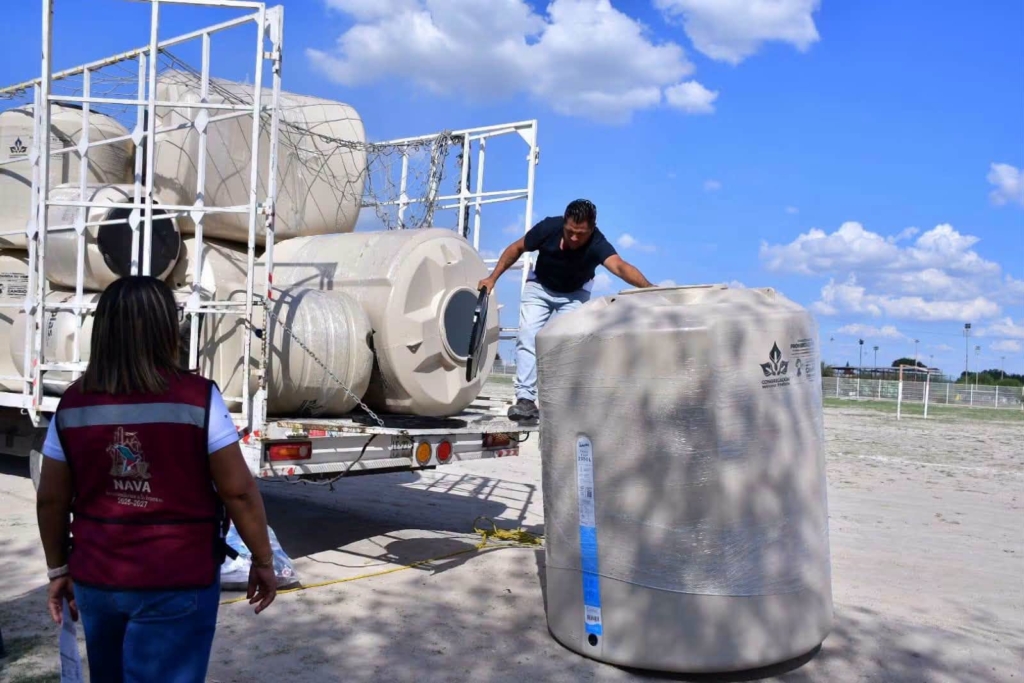 Entrega Bienestar Social tinacos subsidiados en Nava