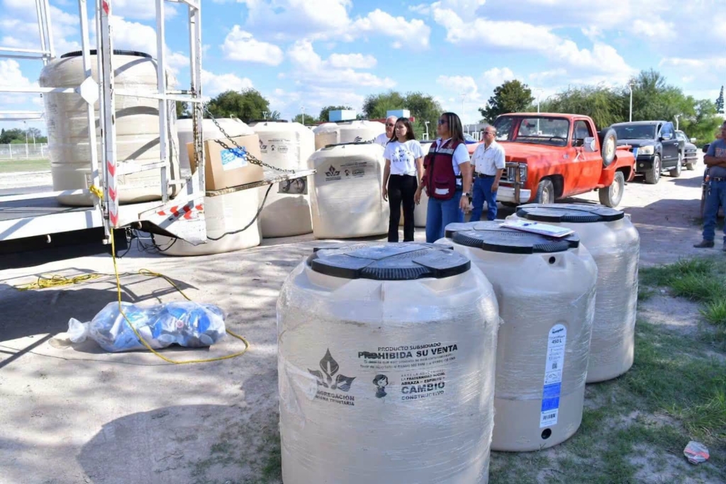 Entrega Bienestar Social tinacos subsidiados en Nava