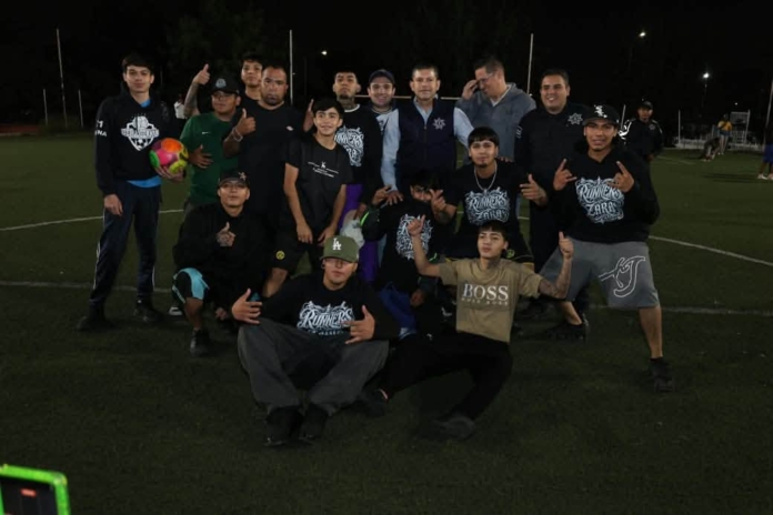 Jóvenes de Saltillo cambian la calle por la cancha