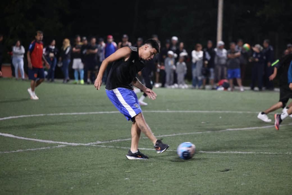 Jóvenes de Saltillo cambian la calle por la cancha