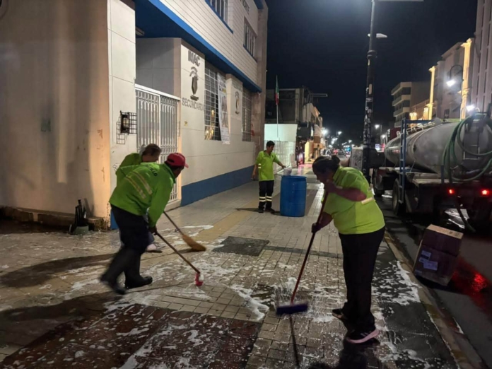 Realiza Saltillo limpieza profunda en banquetas del Centro Histórico