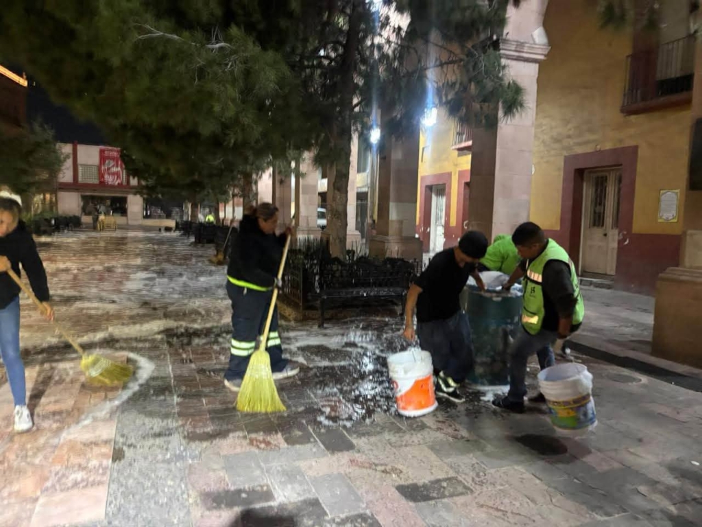 Realiza Saltillo limpieza profunda en banquetas del Centro Histórico