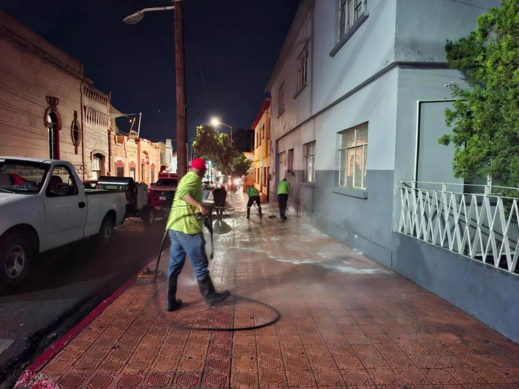 Realiza Saltillo limpieza profunda en banquetas del Centro Histórico