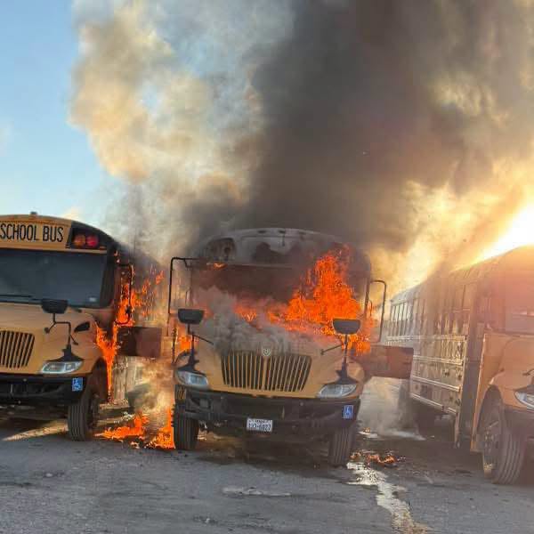 Moviliza incendio de autobús a cuerpos de emergencia en Eagle Pass