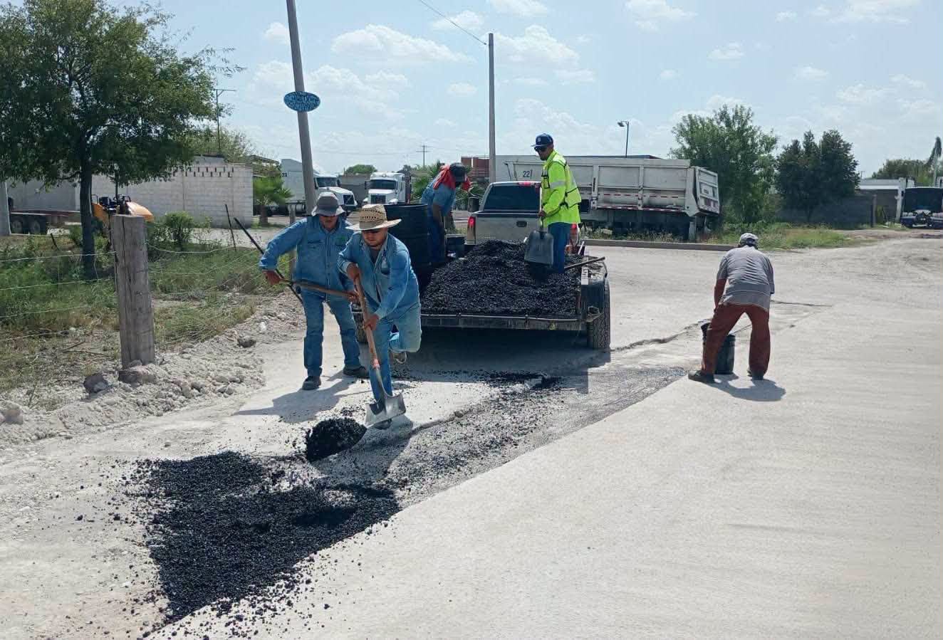 Mantiene Nava intensa campaña de bacheo