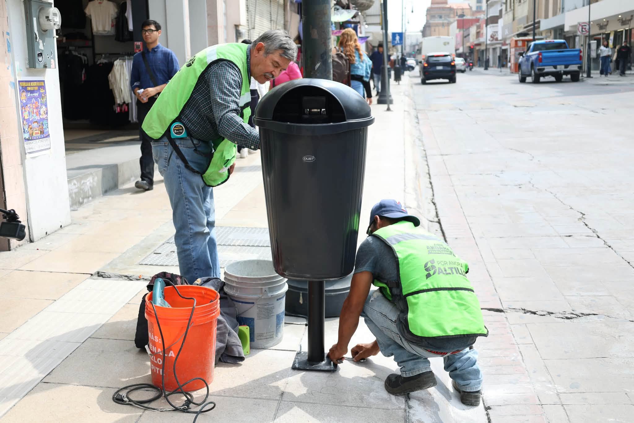 Instala municipio contenedores de basura