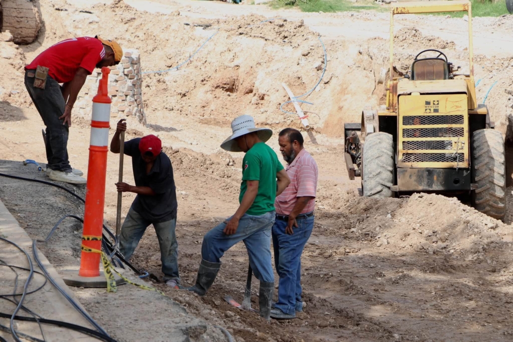 Supervisa gerente de SIMAS Piedras Negras obras sanitarias en la colonia CROC