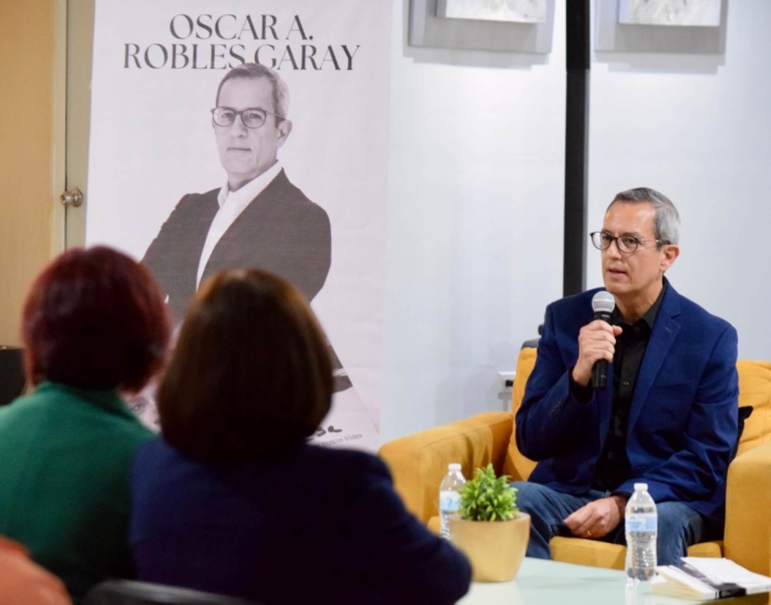 Presentan en Piedras Negras la novela “Elisa y sus troncos tristes”, de Óscar Alejandro Robles Garay